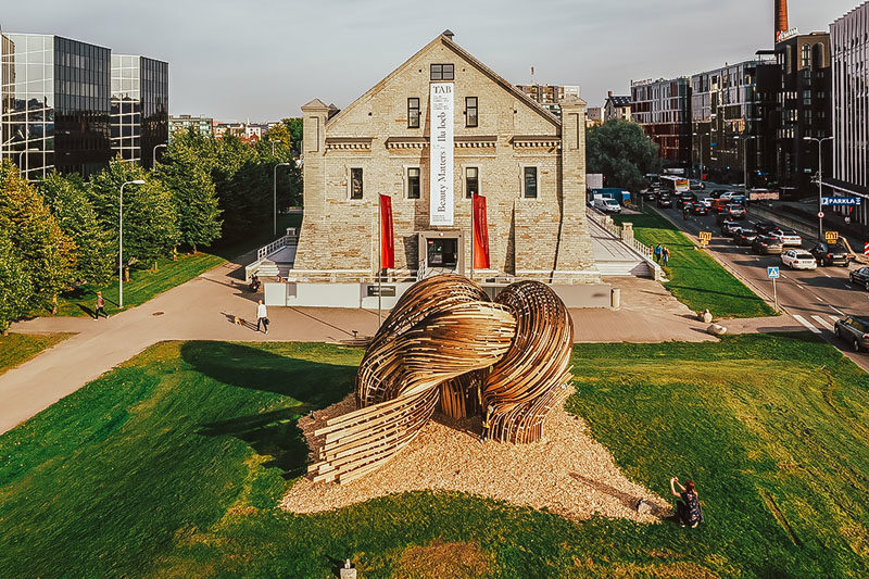 В Эстонии Гордятся Новым Скульптурным Деревянным Павильоном