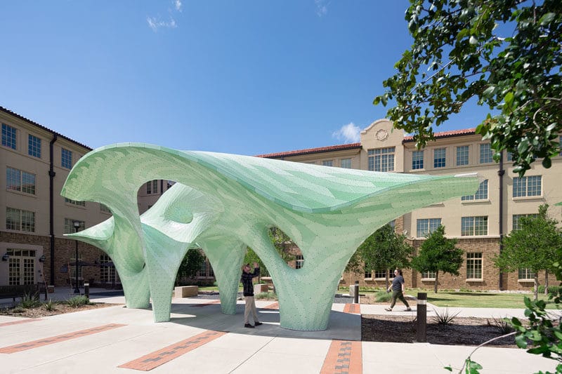 В Техасском Техническом Университете появилась Новая Общественная Скульптура Марка Форнеса