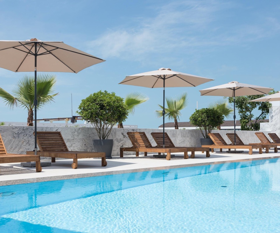 открытый бассейн при отеле Delos в Сочи