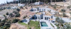 Три Дома С Зелеными Крышами Гармонично Вписываются В Этот Холм В Греции