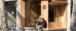 Это Кафе Было Спроектировано В Виде Деревянной Коробки, Которая Открывается, Позволяя Кофейне Взаимодействовать С Улицей