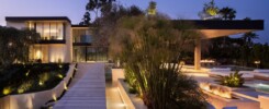 Внешнее Освещение Освещает Ландшафтный Дизайн Вокруг Этого Современного Дома В Лос-Анджелесе