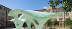 В Техасском Техническом Университете появилась Новая Общественная Скульптура Марка Форнеса